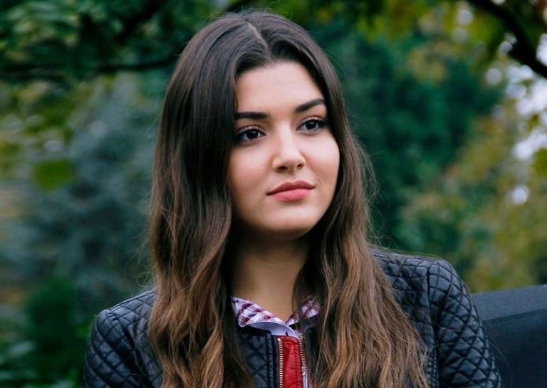 Hande Ercel (Hayat) Wiki, Boyfriend, Age, Height, Family, Biography ...